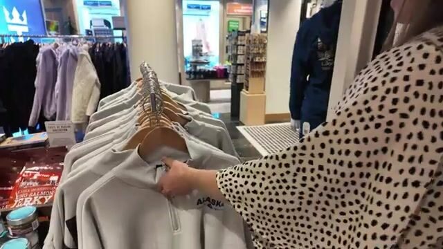 Круизный лайнер ждёт у причала, а королевский лосось - на глубине Кетчикана