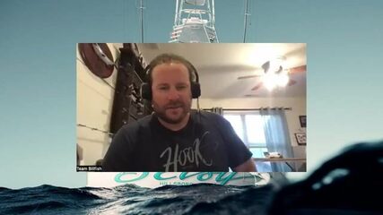 Айла-Мухерес, старый причал: пять лодок выходят затемно за парусником