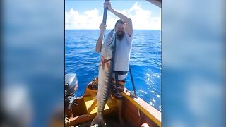 Восемь друзей и один пролив: охота на каранкса в Кирибати