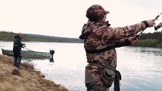 Медведь у переката и рыбак на охотском берегу ждут одного и того же лосося
