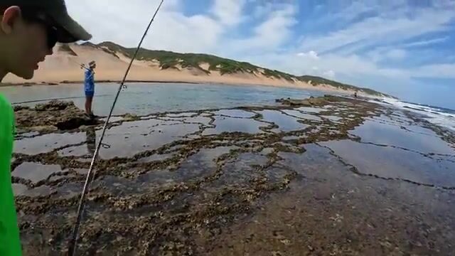 Скалы Мозамбика режут руки быстрее, чем клюёт шестнадцатикилограммовая барракуда
