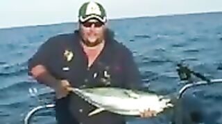 Час в мозамбикских водах - и парусник бьётся на крючке