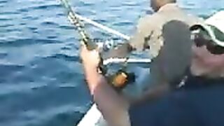 Час в мозамбикских водах - и парусник бьётся на крючке