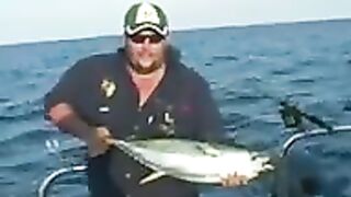 Час в мозамбикских водах - и парусник бьётся на крючке