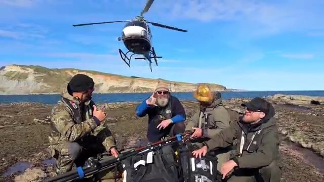 Друзья гоняли окуня по Дикому Западному побережью Новой Зеландии