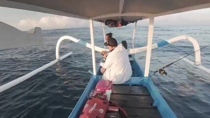Рассвет на Бали: лодка идёт к рифовому обрыву за тунцом и каранксом