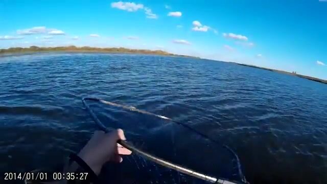 В Николаевке спиннинг чуть не согнуло - к лодке вышла щука за два с половиной кило