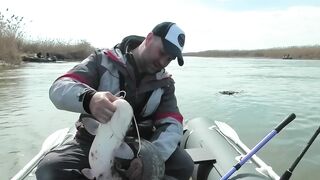 Астраханские раскаты: 50 км на ПВХ лодке до каспийских ям