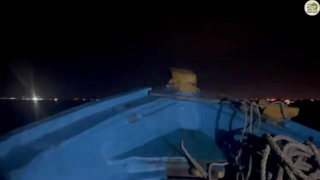 Ночная ловля кальмара с рыбаками в прибрежных водах Муйне