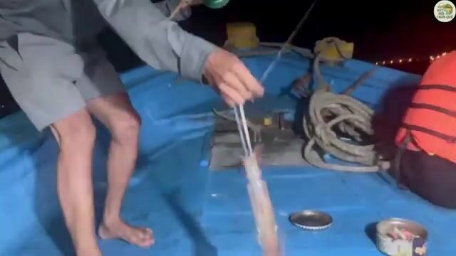 Ночная ловля кальмара с рыбаками в прибрежных водах Муйне