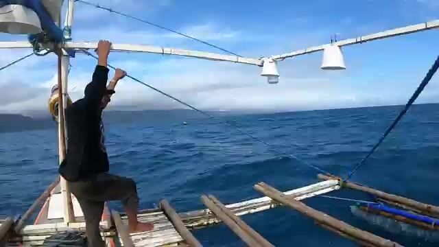 Ночная проверка снасти с тунцом в южной части Филиппинского моря