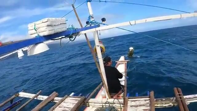 Ночная проверка снасти с тунцом в южной части Филиппинского моря