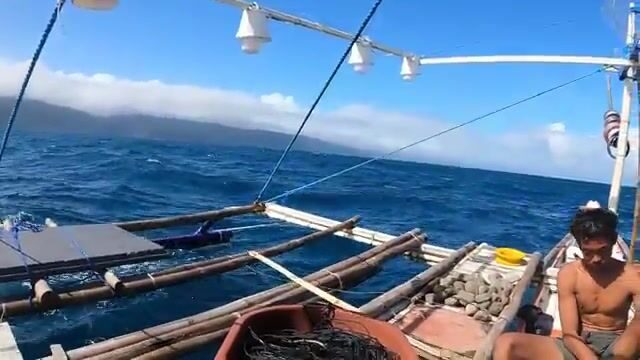 Ночная проверка снасти с тунцом в южной части Филиппинского моря
