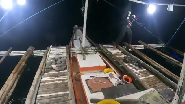 Ночная проверка снасти с тунцом в южной части Филиппинского моря