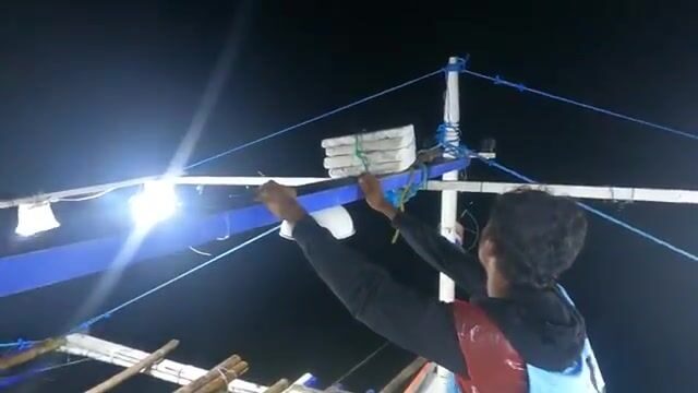 Ночная проверка снасти с тунцом в южной части Филиппинского моря