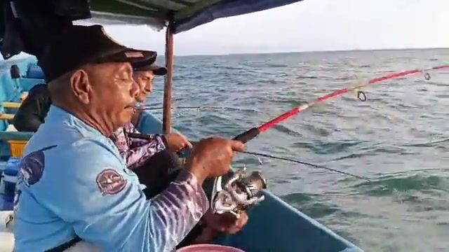 Арафурское море: двойная засечка и крупная красная рыба