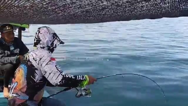 Арафурское море: двойная засечка и крупная красная рыба
