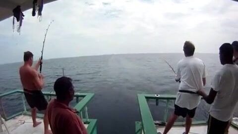 Одновременное вываживание двух рыб на атолле Лхавияни