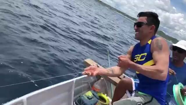 Ручные лески и косяк у лодки на Фиджи