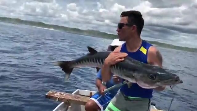 Ручные лески и косяк у лодки на Фиджи