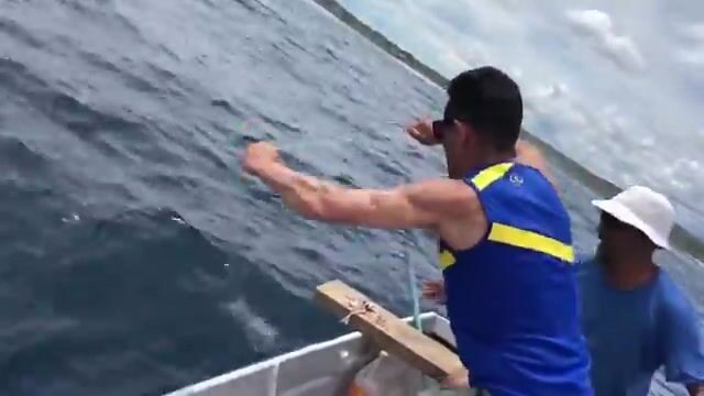 Ручные лески и косяк у лодки на Фиджи