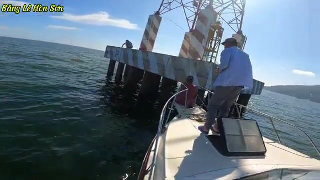 Ловля кальмара у причала на Хон-Шоне в безлунную ночь