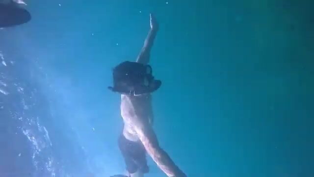 Друг из Китая плавает и рыбачит у Хон-Мун