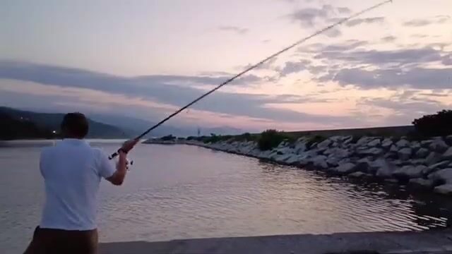 Вечерняя рыбалка на лимане в Синопе: закат, рыбаки и две рыбки мужа