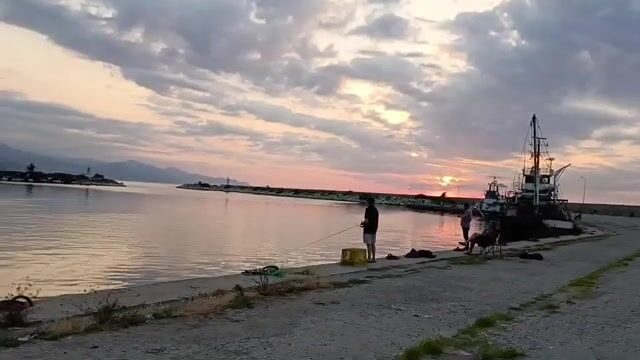 Вечерняя рыбалка на лимане в Синопе: закат, рыбаки и две рыбки мужа