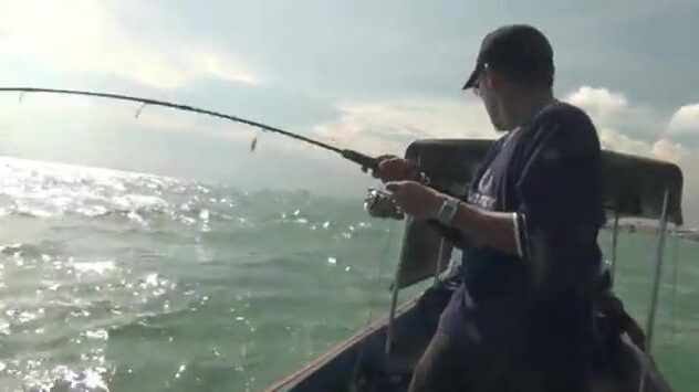 Пробная рыбалка у Тавау на море Сулавеси в Малайзии