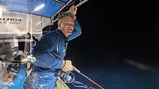 Снасть с 200 метров у Манадо замерла на 32 метрах, и у борта оказалась акула