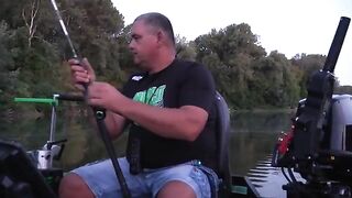 Двойное фото с сомами 220 и 171 сантиметров на Тисе у Тисалёка
