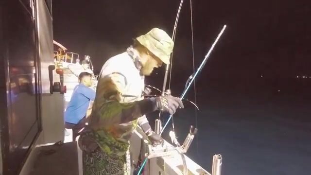 Ночная ловля рыбы-сабли у Тайваня с электрической катушкой
