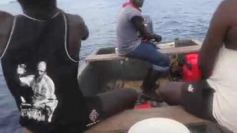 Ручная леска вместо удилищ на промысле у Буки в Бугенвиле