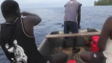 Ручная леска вместо удилищ на промысле у Буки в Бугенвиле