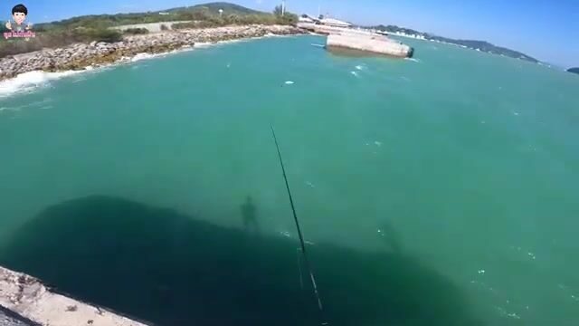 Сильный ветер на Пхукете сорвал выход в море, пришлось ловить с берега
