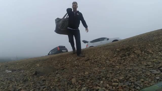 Лодка на каменистом берегу перед ловлей камбалы у маяка