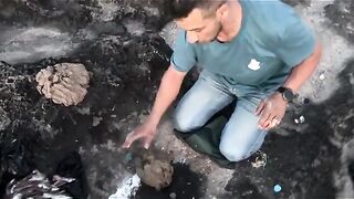 Капитан Абдельджалиль пересыпает песком купленных сардин у Касабланки