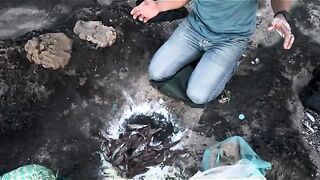 Капитан Абдельджалиль пересыпает песком купленных сардин у Касабланки