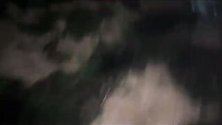 Капитан Абдельджалиль пересыпает песком купленных сардин у Касабланки