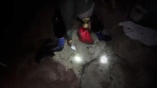 Капитан Абдельджалиль пересыпает песком купленных сардин у Касабланки
