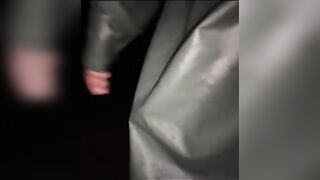 Капитан Абдельджалиль пересыпает песком купленных сардин у Касабланки