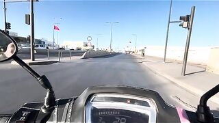 Капитан Абдельджалиль пересыпает песком купленных сардин у Касабланки