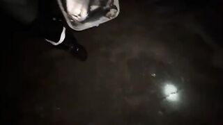 Капитан Абдельджалиль пересыпает песком купленных сардин у Касабланки