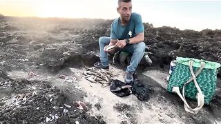 Капитан Абдельджалиль пересыпает песком купленных сардин у Касабланки