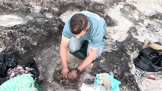 Капитан Абдельджалиль пересыпает песком купленных сардин у Касабланки