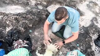 Капитан Абдельджалиль пересыпает песком купленных сардин у Касабланки