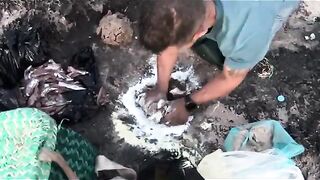 Капитан Абдельджалиль пересыпает песком купленных сардин у Касабланки