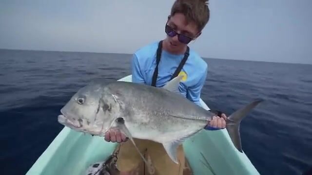 Первый заброс у рифа в Судане закончился поимкой небольшого гигантского каранкса