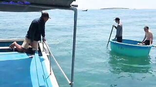 У рифа Хон-Чуа в Фуйене перебирали сеть с живым кальмаром и красным групером